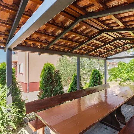 Strandnahe Mit Grossem Garten Dajla